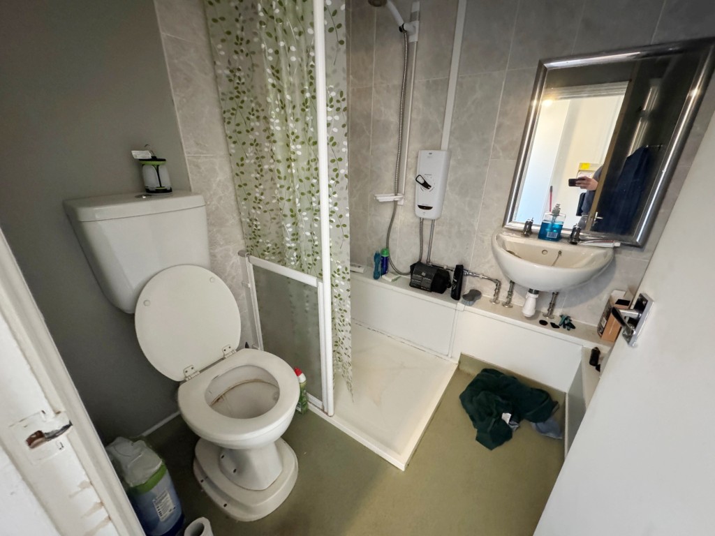 Lot: 132 - PERIOD FREEHOLD BLOCK OF SIX FLATS WITH OFF STREET PARKING - Hay House - Flat 1 - wet room